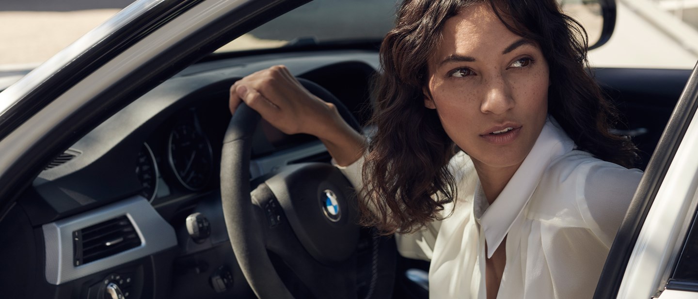 Kvindelig Bayern AutoGroup kunde på førersædet af sin BMW