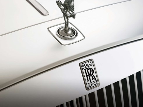 Rolls-Royce logo på grå bil