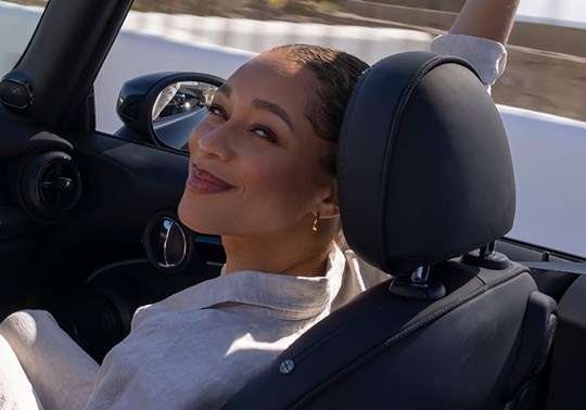 Smilende kvindelig passager i Bayern AutoGroup bil