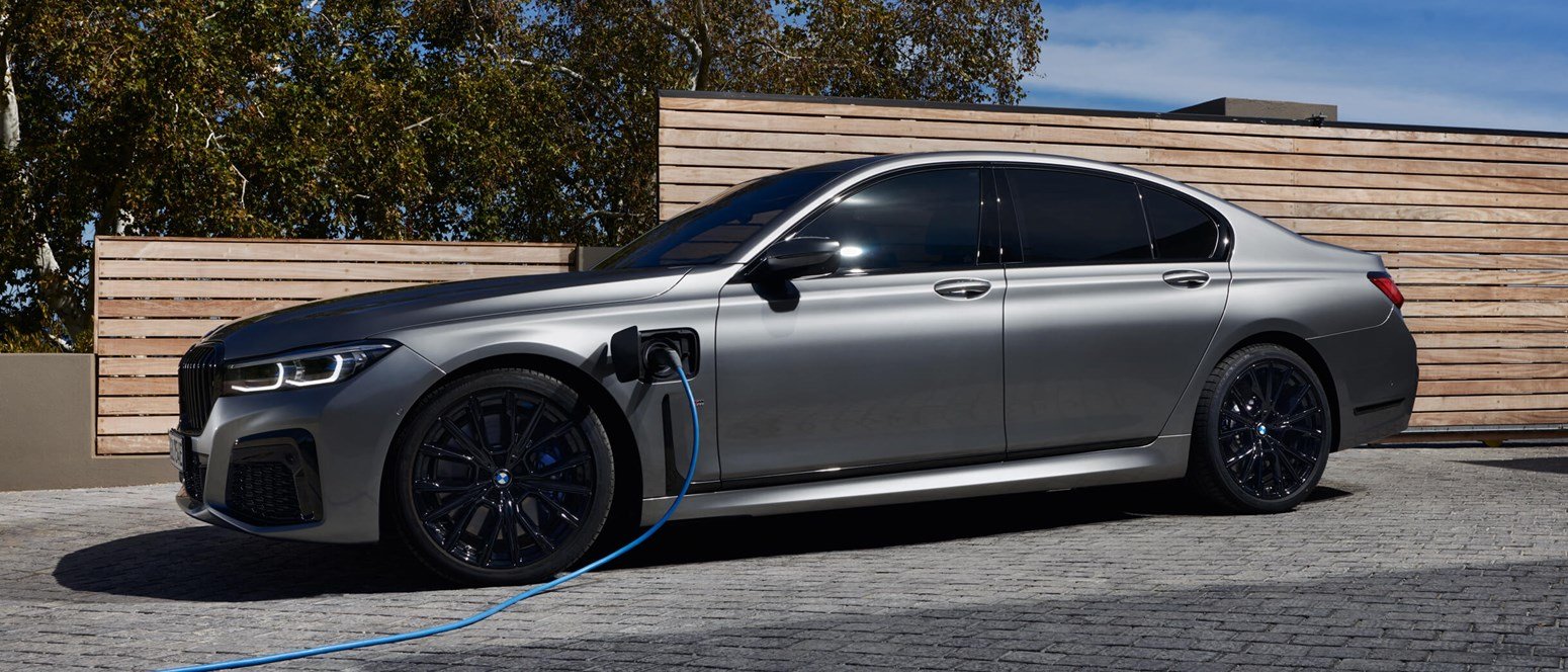 BMW 7-serie Sedan Plug-in Hybrid oplades i indkørsel