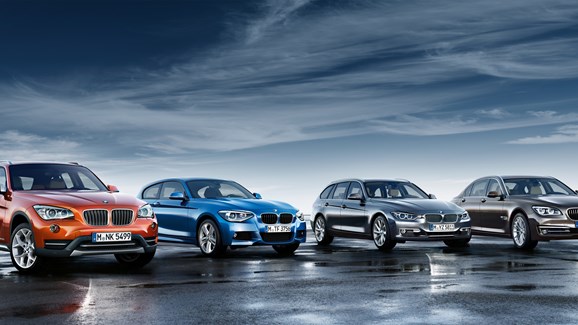 BMW Premium Selection biler holdende ved siden af hinanden 