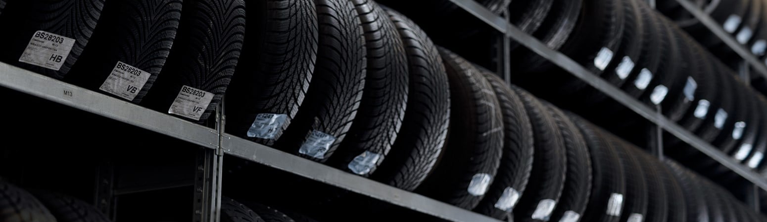 Nye dæk opbevaret på reoler hos Bayern AutoGroup 
