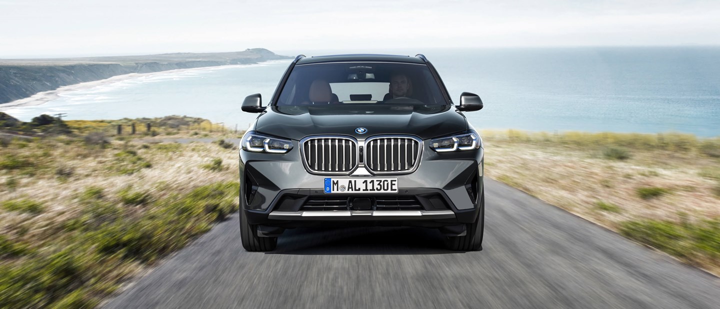 Fronten af BMW X3 i eksteriørfarven Sophisto Grey Brilliant effect