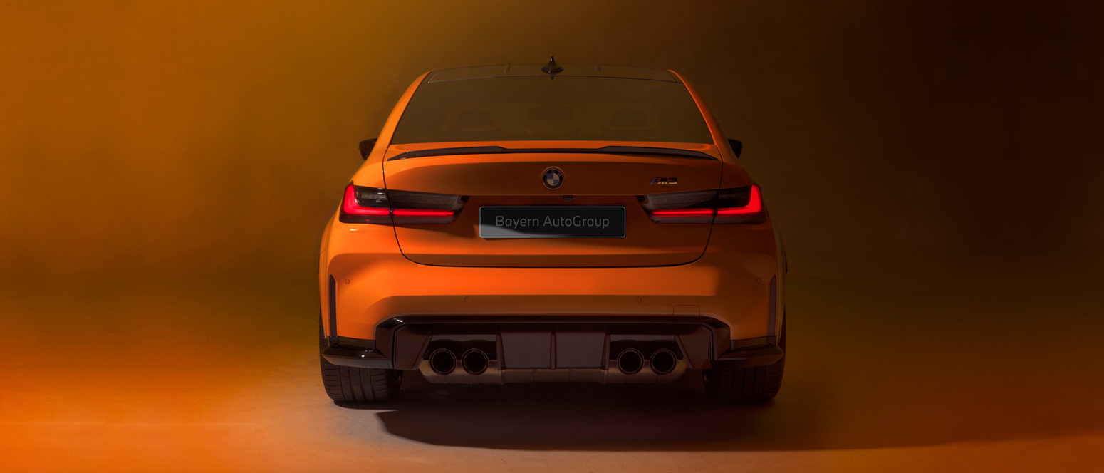 Bagenden af orange BMW på orange baggrund 