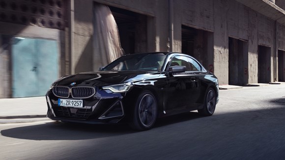 Sort BMW M2 Coupe kørende i urban miljø