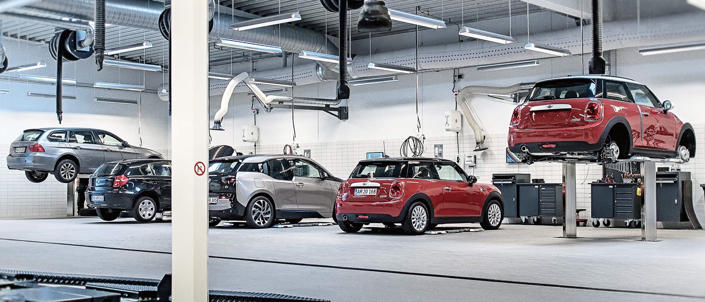 MINI og BMW biler på Bayern AutoGroup værksted 