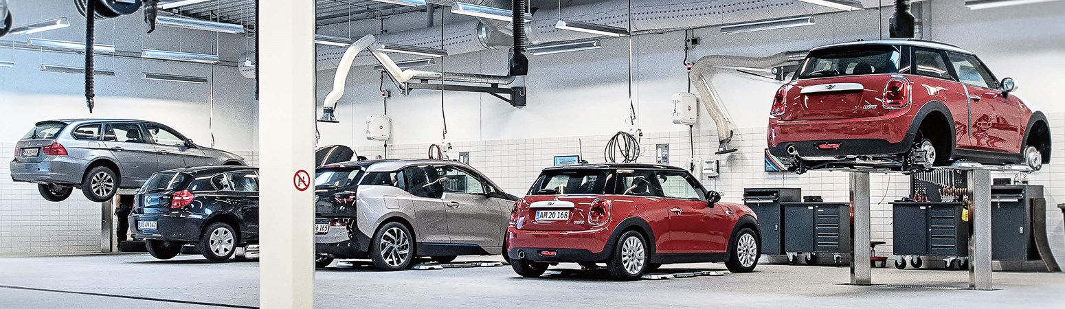 MINI og BMW biler på Bayern AutoGroup værksted 