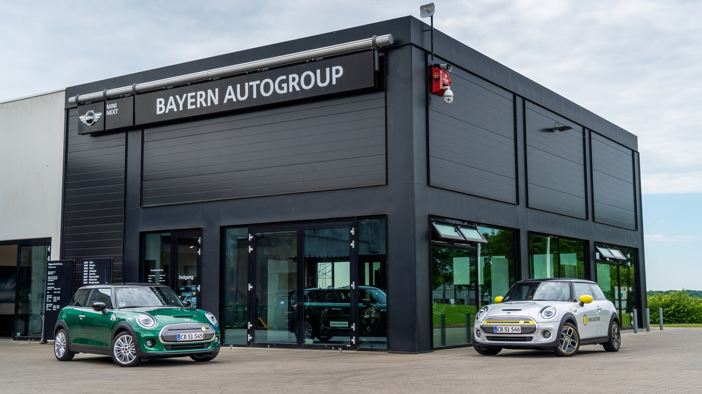 MINI parkeret foran Bayern Autogroup-forhandler