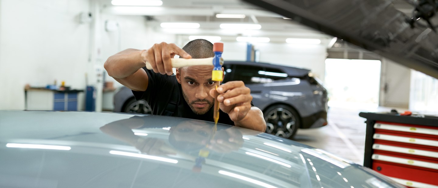 Bayern AutoGroup-mekaniker udfører reparationer på bil