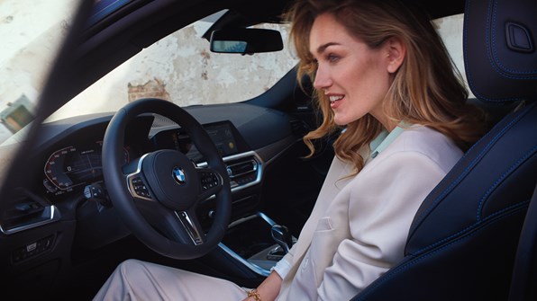 Kvindelig fører på førersædet af BMW 2-serie Coupe 