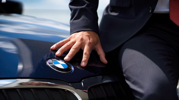 BMW logo på en blå bil