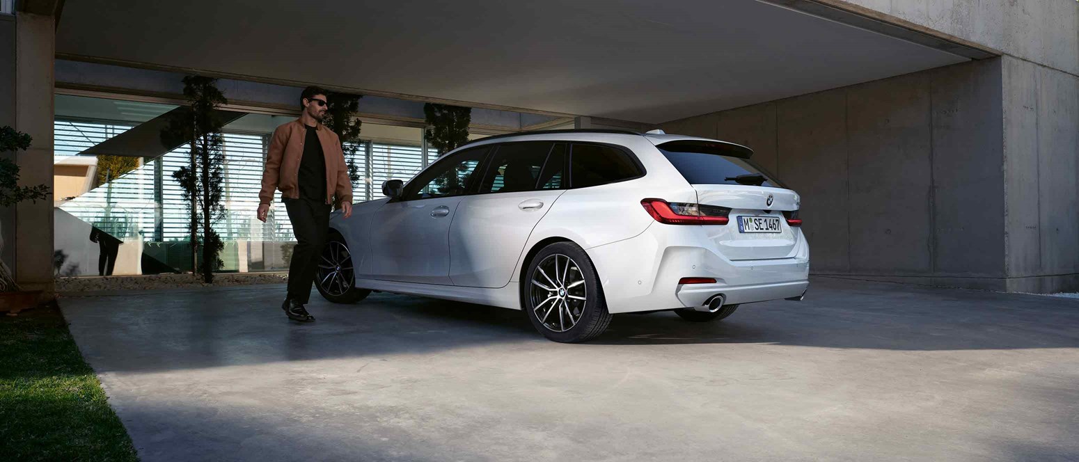 BMW-ejer på vej ind i sin BMW 3-serie Touring 