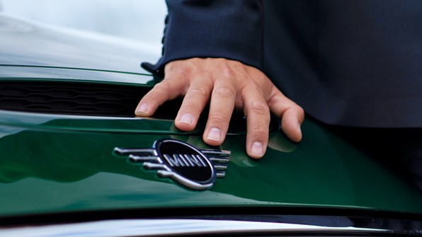 MINI logo på grøn bil