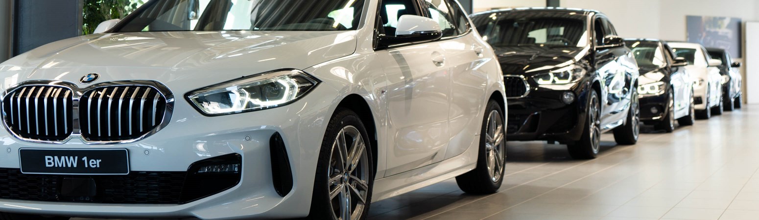 Række af BMW biler hos Bayern AutoGroup forhandler