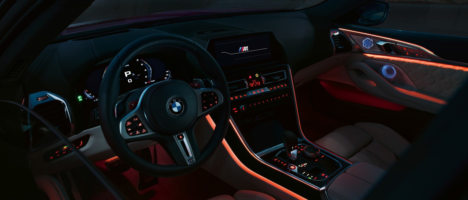 BMW M8 Gran Coupe med  M læderrattet, lyslister og røde M detaljer på midterkonsollen