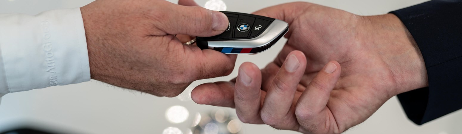 Bayern AutoGroup forhandler overdrager BMW-nøgle til ejer